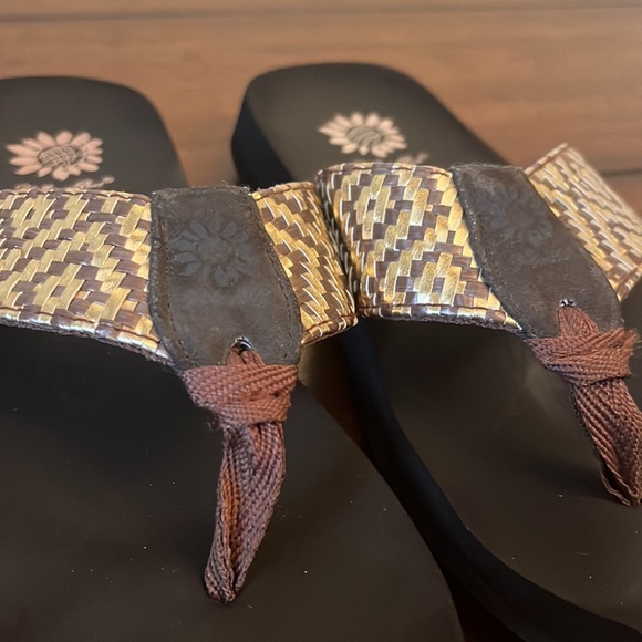 Yellow Box Flip Flops - Size 8 - Picture 2 of 6